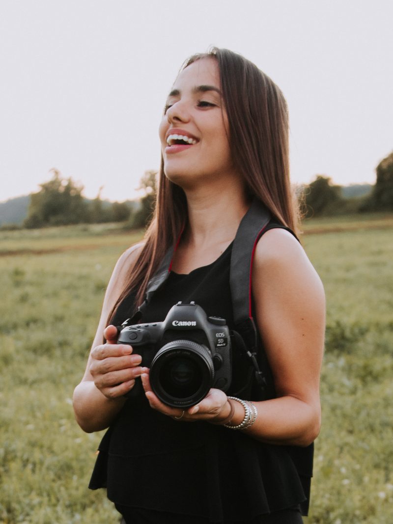 Franci Fregnani con la sua macchina fotografica, fotografa di famiglie e bambini a Bergamo