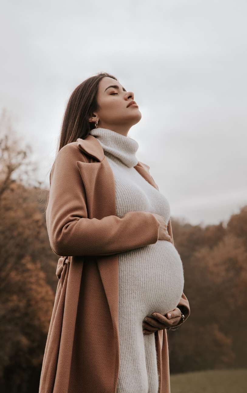 Ritratto di una donna in gravidanza con luce naturale