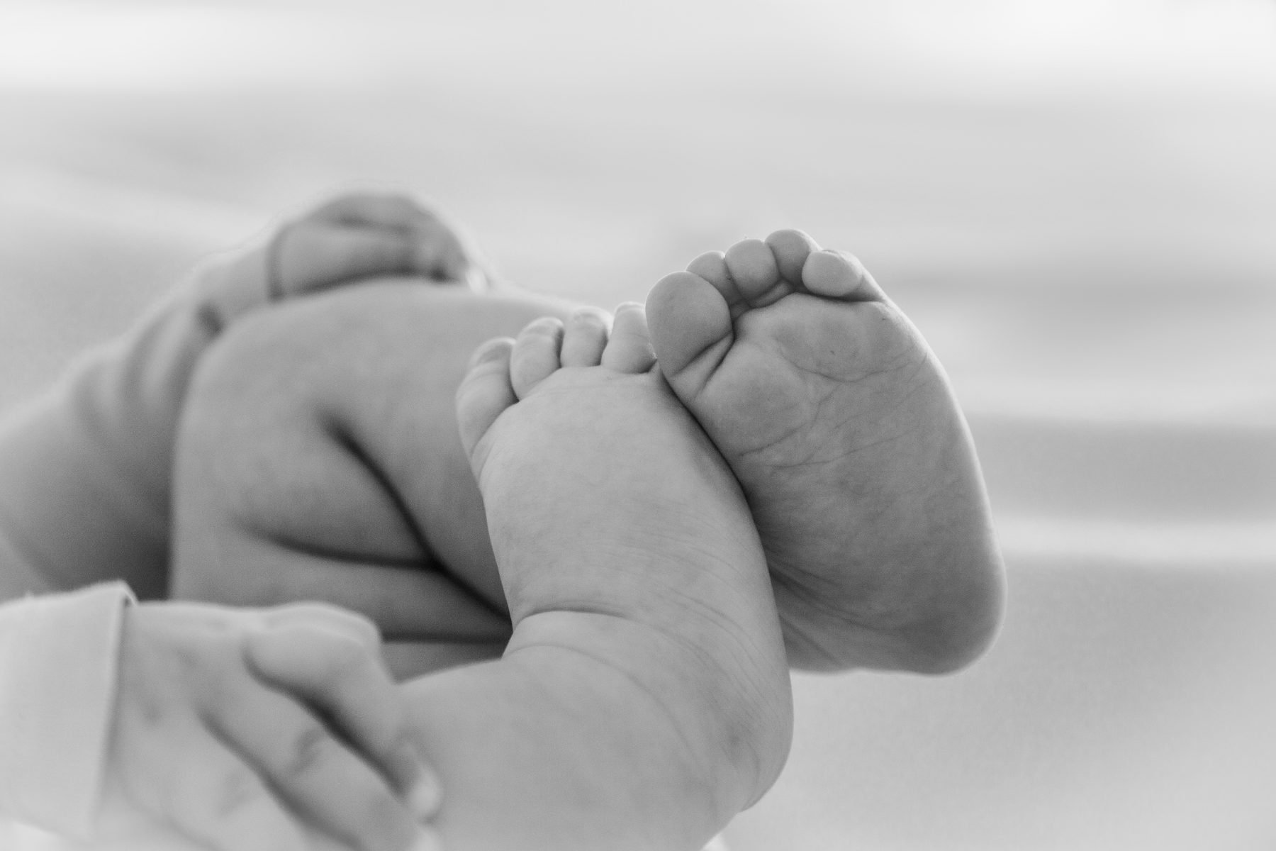 Piedini di un neonato appoggiati su una coperta morbida