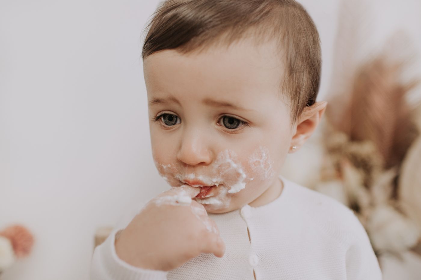 Primo piano della bambina durante il primo compleanno